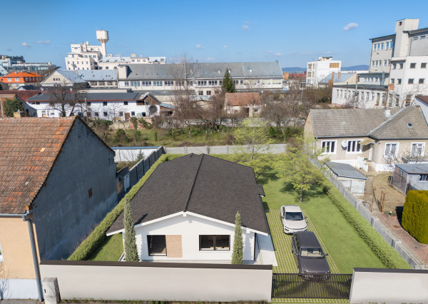 Na predaj rovinatý pozemok na výstavbu polyfunkčnej budoby v Piešťanoch