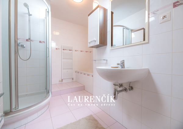 NA PREDAJ | 3-izbový byt s nadštandardnou výmerou v Trenčíne na ul. Liptovská