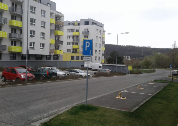 Na prenájom vonkajšie parkovacie státie v Dúbravke