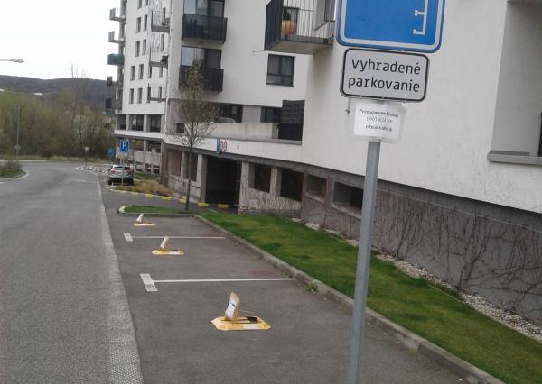 Na prenájom vonkajšie parkovacie státie v Dúbravke