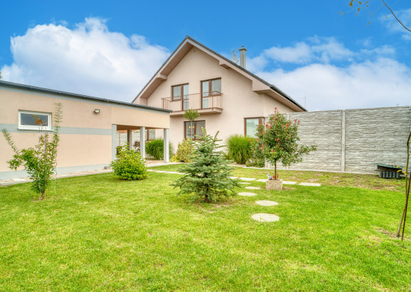 Na predaj rodinný dom s rozľahlým pozemkom v Kostolišti