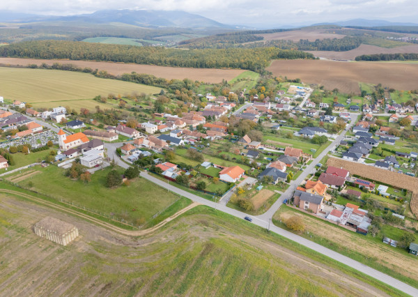 Na predaj stavebný pozemok - Pravotice 760m2