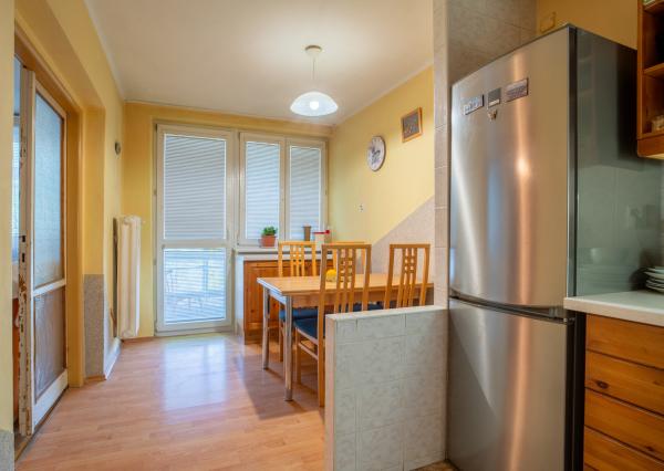 Na predaj priestranný 3-izbový byt s loggiou v centre Stupavy