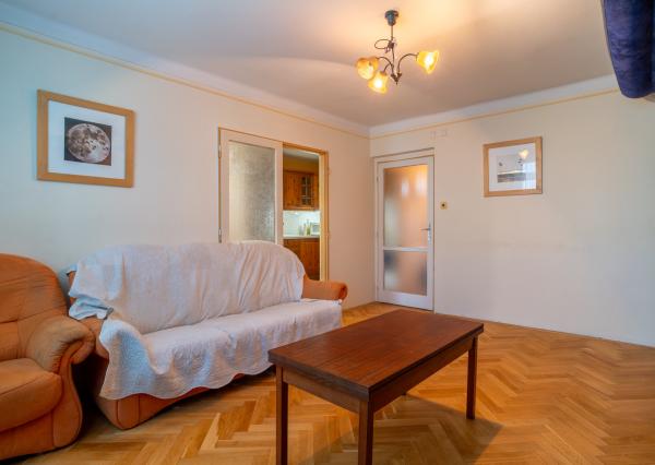 Na predaj priestranný 3-izbový byt s loggiou v centre Stupavy