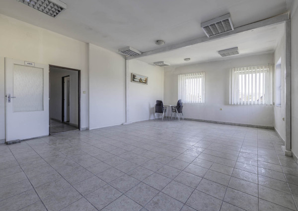 Na predaj výrobná hala s administratívnou časťou pri Lučenci