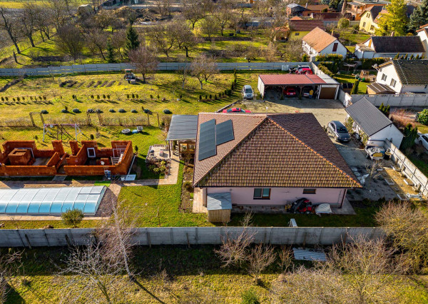 Na predaj rodinný dom s bazénom v obci Macov