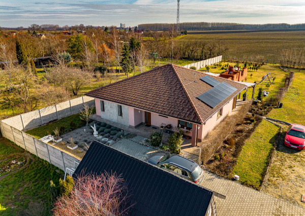 Na predaj rodinný dom s bazénom v obci Macov