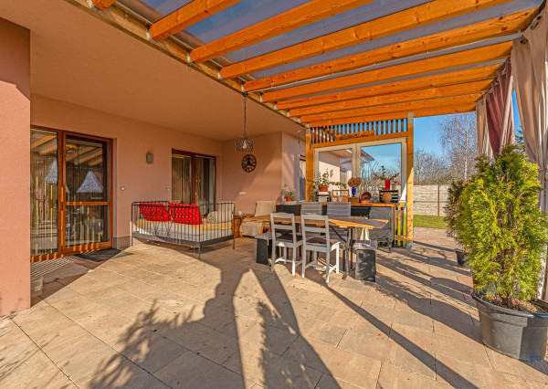 Na predaj rodinný dom s bazénom v obci Macov