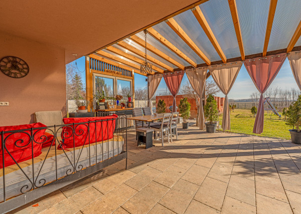 Na predaj rodinný dom s bazénom v obci Macov