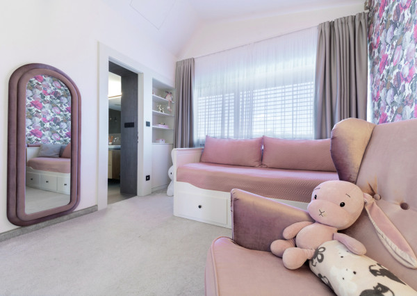 Na predaj vila s okrasnou záhradou a bazénom v Pezinku