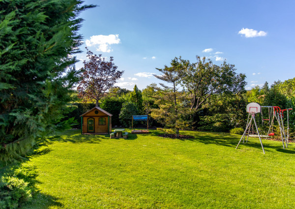 Na predaj vila s okrasnou záhradou a bazénom v Pezinku