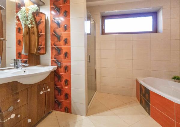 Na prenájom rodinný dom s garážou a terasou v centre Šamorína