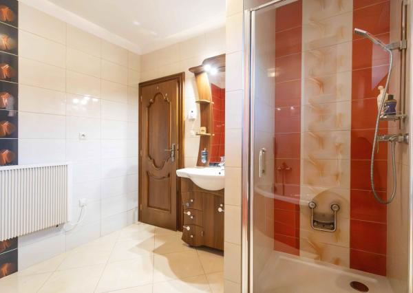 Na prenájom rodinný dom s garážou a terasou v centre Šamorína