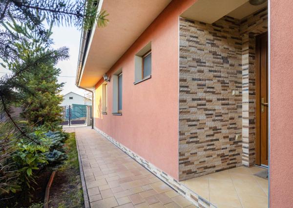 Na prenájom rodinný dom s garážou a terasou v centre Šamorína