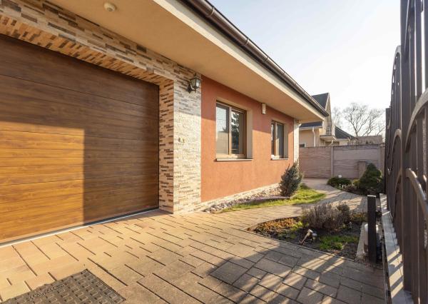 Na prenájom rodinný dom s garážou a terasou v centre Šamorína