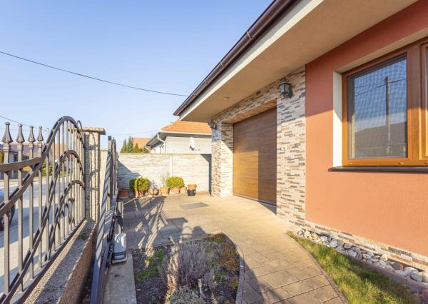 Na prenájom rodinný dom s garážou a terasou v centre Šamorína