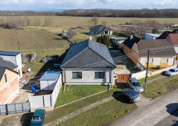 Na predaj moderný 4-izbový rodinný dom s bazénom v Bučanoch