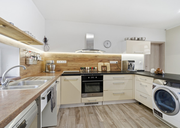 Na predaj moderný 4-izbový rodinný dom s bazénom v Bučanoch