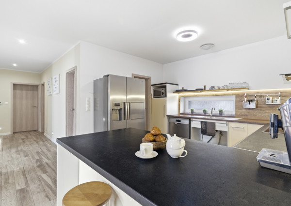 Na predaj moderný 4-izbový rodinný dom s bazénom v Bučanoch