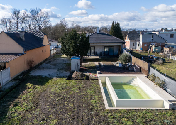 Na predaj moderný 4-izbový rodinný dom s bazénom v Bučanoch