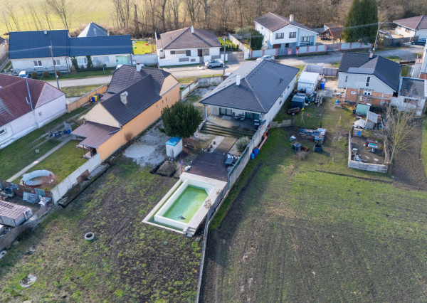 Na predaj moderný 4-izbový rodinný dom s bazénom v Bučanoch