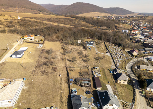 Na predaj veľkorysý pozemok v obci Šarišské Sokolovce