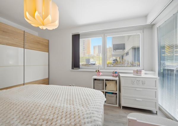 Na predaj priestranný 2-izbový byt v Dúbravke