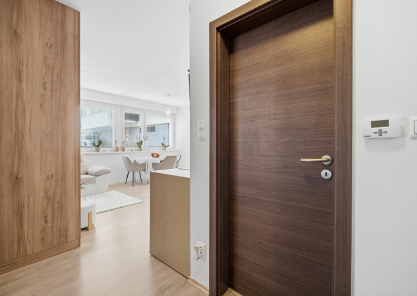 Na predaj priestranný 2-izbový byt v Dúbravke