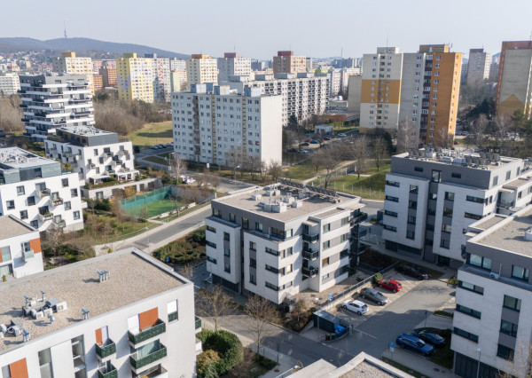 Na predaj priestranný 2-izbový byt v Dúbravke