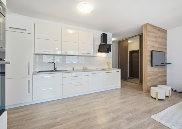 Na predaj priestranný 2-izbový byt v Dúbravke