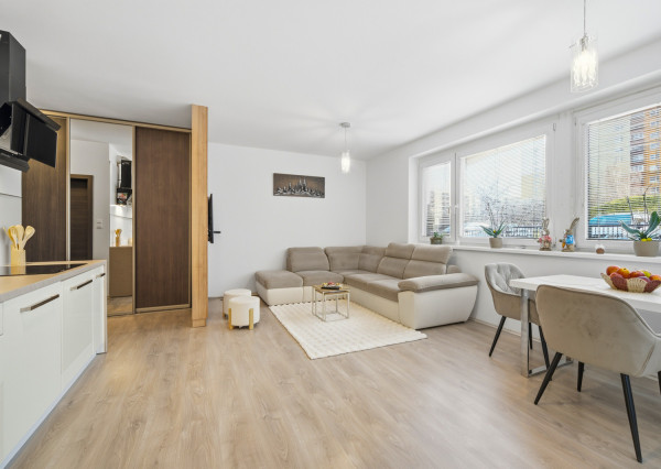 Na predaj priestranný 2-izbový byt v Dúbravke