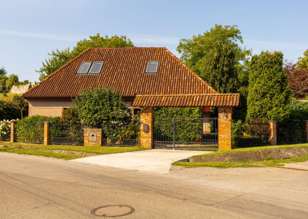 Na predaj impozantný rodinný dom v Ivanovciach