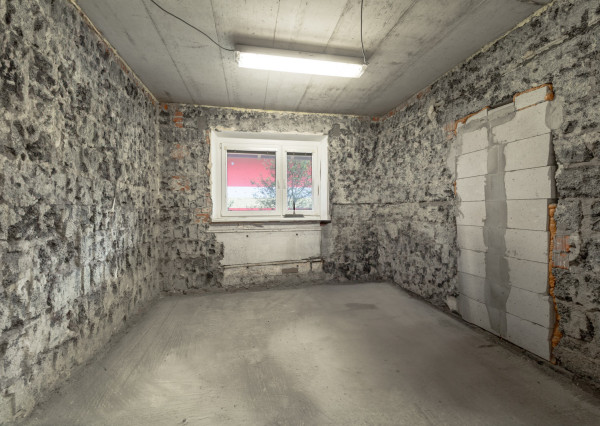 Rozostavaný dom na dokončenie podľa seba s veľkým pozemkom