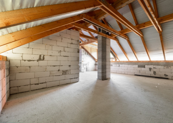 Rozostavaný dom na dokončenie podľa seba s veľkým pozemkom