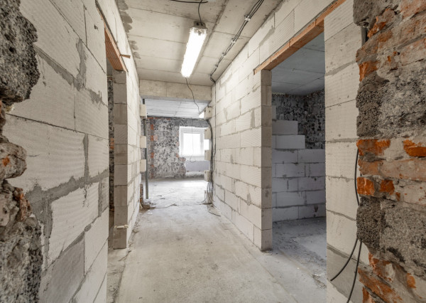 Rozostavaný dom na dokončenie podľa seba s veľkým pozemkom