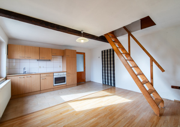 Na predaj priestranný rodinný dom s veľkým pozemkom v Loku pri Leviciach