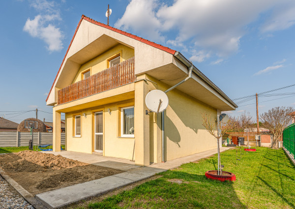 Na predaj zariadený dvojpodlažný rodinný dom kúsok od Serede