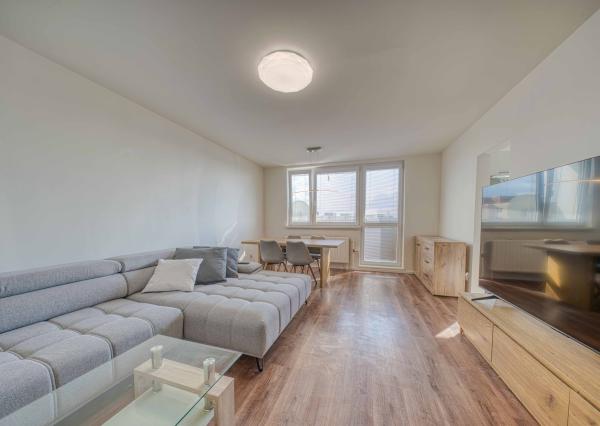 Na prenájom kompletne zariadený 2-izbový byt v Petržalke