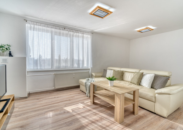 Na prenájom 2-izbový byt s balkónom vo Veľkých Levároch