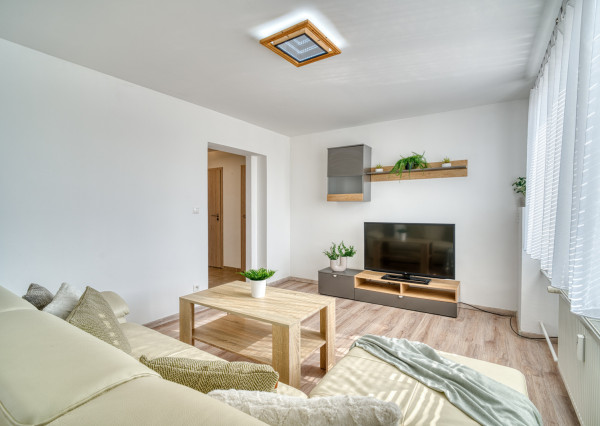 Na prenájom 2-izbový byt s balkónom vo Veľkých Levároch