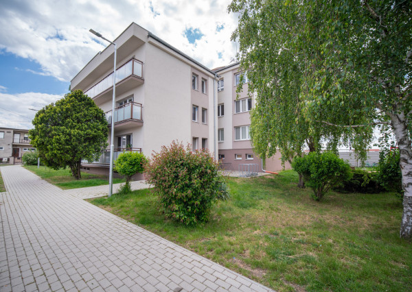 Na prenájom 2-izbový byt s balkónom vo Veľkých Levároch