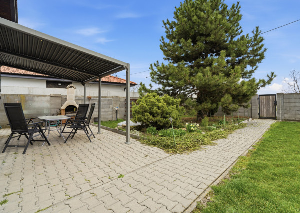 Na predaj rodinný dom s veľkorysým pozemkom v obci Kyselica