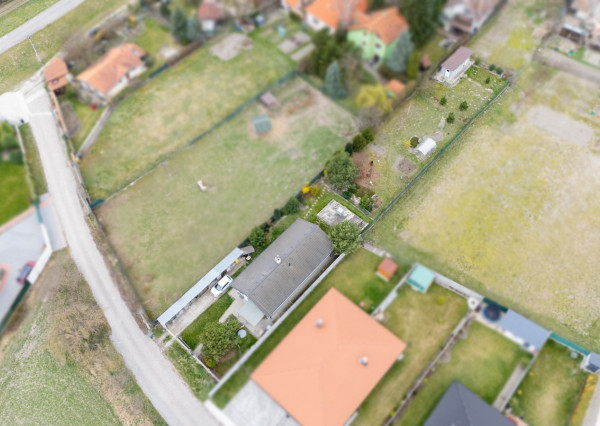 Na predaj rodinný dom s veľkorysým pozemkom v obci Kyselica