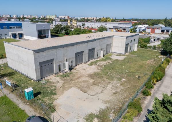 Na predaj novostavba haly s výbornou dostupnosťou v priemyselnej časti Šamorína určená na výrobu a skladovanie