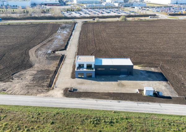 Na predaj administratívno-skladový objekt pri Trnave, v obci Zavar