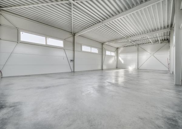 Na predaj administratívno-skladový objekt pri Trnave, v obci Zavar