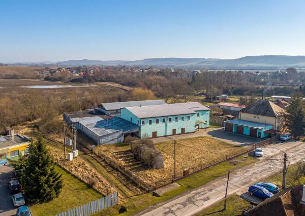 Na predaj výrobná hala s administratívnou časťou pri Lučenci