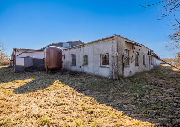 Na predaj výrobná hala s administratívnou časťou pri Lučenci