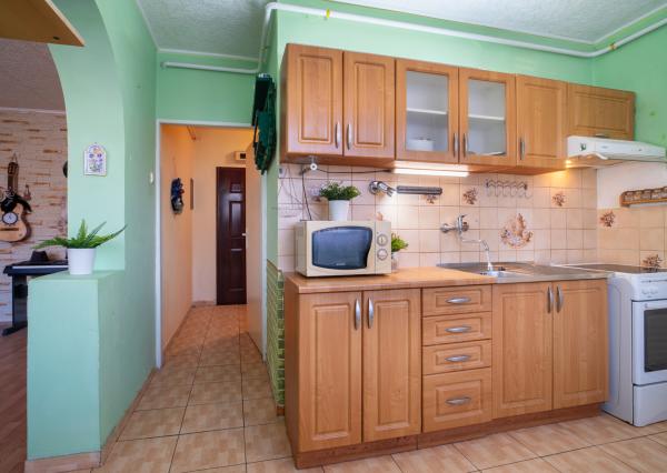 Na predaj zariadený 2-izbový byt s 2 balkónmi a pivnicou v meste Šaštín-Stráže