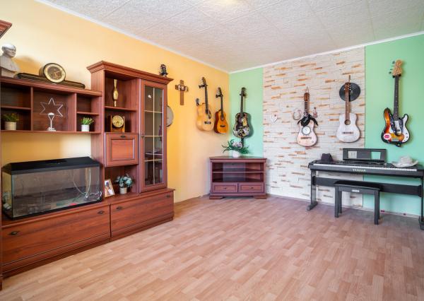 Na predaj zariadený 2-izbový byt s 2 balkónmi a pivnicou v meste Šaštín-Stráže